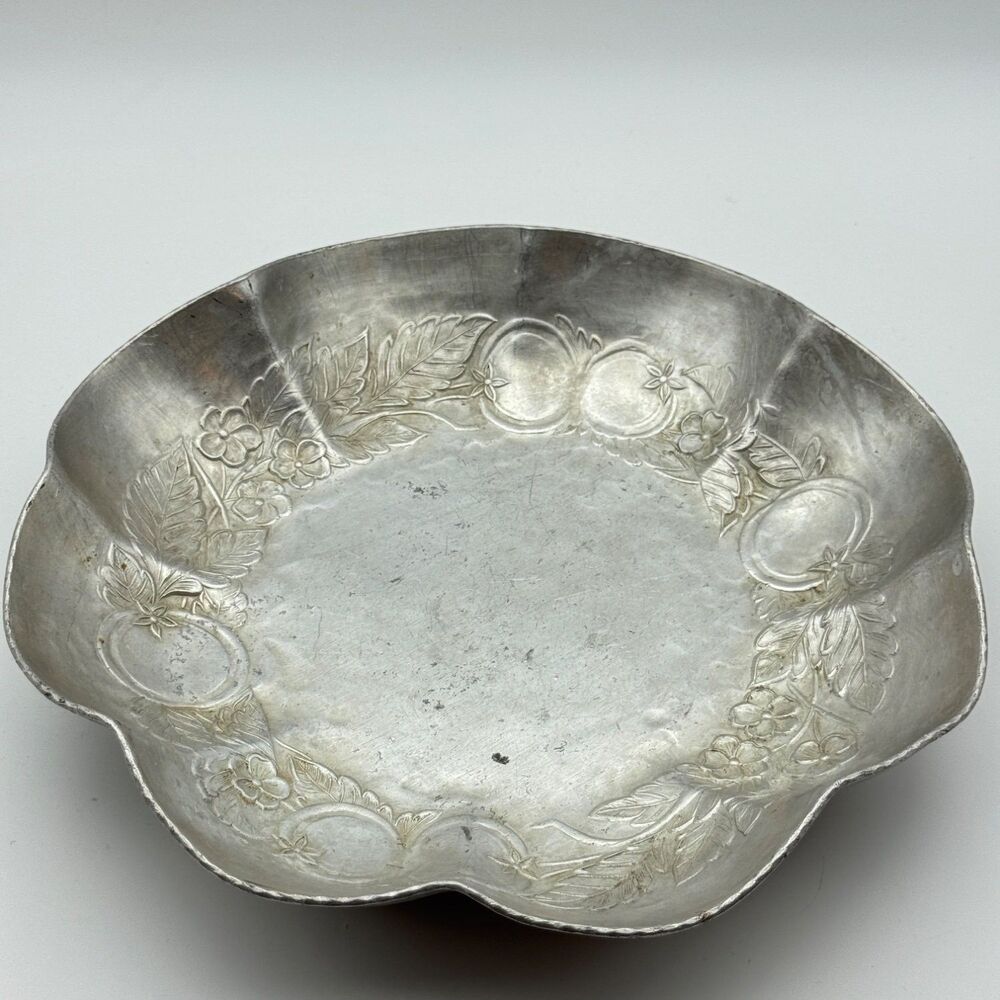 Everlast 1132 Hand Fruit Bowl 9.5 in Scalloped Rim Hammered Texture
